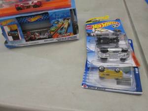 lot 251 image: Hot Wheels Race Case, 3 Cars...
