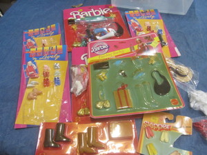 lot 41 image: Barbie & Midge Accessories