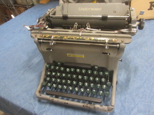 lot 67 image: Underwood Typewriter