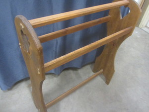 lot 92 image: Quilt Rack