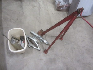 lot 113 image: Jacks & Grease Gun