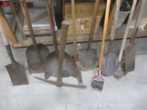 lot 116 image: Garden Hand Tools