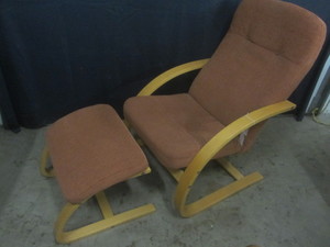 lot 4 image: Palliser Chair & Ottoman