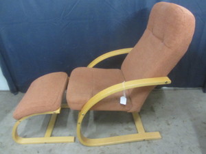 lot 5 image: Palliser Chair & Ottoman