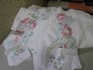 (A-1) 3 Matching Towels and 2 Washc...