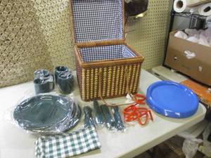 (EW5) Picinic Basket with Accessori...