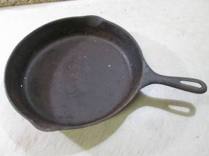 (RM1) Cast Iron Fry Pan...