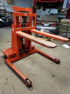 lot 3 image: Presto Lift  - Power Lift - Lifts up to 2000 Lbs. Battery not included. 24 Load Center, Length of load should not exceed 48..