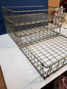 lot 184 image: 4 - Metal Wire Stacking Trays - They dont slide around when stacked. 22x13-12x4 high each