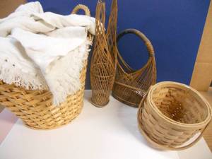 lot 54 image: Basket Lot - 4 Baskets and White Fringed Blanket