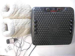 lot 152 image: Heat Rest Foot Warmer and Dr Scholls Cozy Slipper Foot Warmer