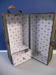lot 119 image: Doll Wardrobe Trunk - Cool Carry Case - 13x6x7 - Awesome condition