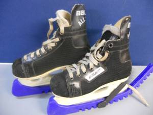lot 22 image: Youth Bauer Hockey Skates All Star 7