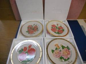 lot 134 image: Set of 4 American Rose Society Collector Plates - GOLD Trim