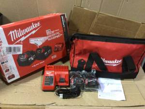 M18 18-Volt Lithium-Ion XC Starter Kit with Two 4.0 Ah Batteries, Charger and Contractor Bag by Milwaukee in good&nbsp condition