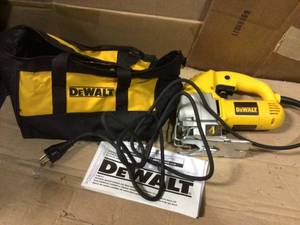 5.5 Amp Corded Jig Saw Kit by DEWALT in good&nbsp condition