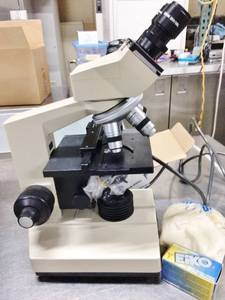 lot 15 image: Olympus Ch Binocular Microscope With 4 Objectives - Very Well Cared For & Comes With Storage Case, New Bulb & Cover - Excellent Working Condition