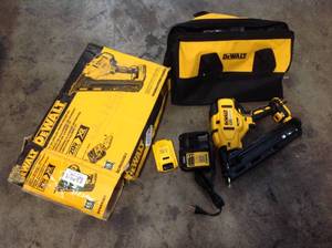 Dewalt 20-Volt Max Lithium-Ion Cordless 15-Gauge Finish Nailer Customer Return Open Box see pictures