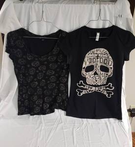 1 skull Rock & Republic v-neck top sz S and 3 skull tops sz Large