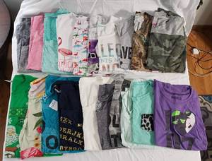 20 womens short sleeve shirts . Sz sm & med