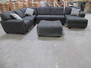 lot 20 image: Benchcraft Sorenton 3-Piece Sectional with Chaise - RAF SOFA SET, 28600S2 Includes Ottoman (slightly damaged).