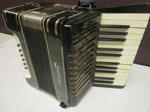 HOHNER ACCORDION