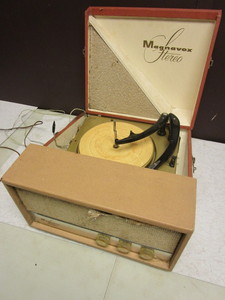 VINTAGE MAGNAVOX STEREO