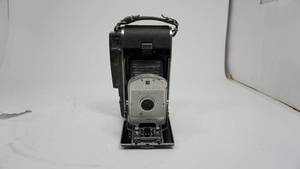 lot 12 image: Vintage 1950s Polaroid Land Camera 150