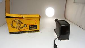 lot 19 image: Vintage Eastman Kodak KodaSlide Merit Slide Film Projector
