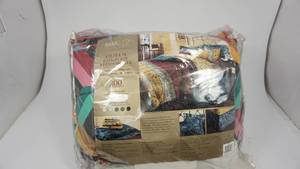 lot 47 image: Home Trends Queen Complete Bedding Set
