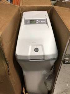 GE 40,200 Grain Water Softener damaged cover see pictures