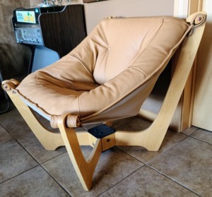 lot 5 image: Unique Chair