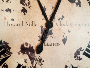 lot 7 image: Large Howard Miller Wall Clock