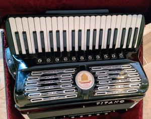 lot 31 image: Titano Virtuoso (Four QuadReed) Accordion
