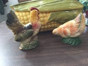 lot 139 image: Vintage Ceramic Chickens and Shawnee Corn Motif Bowl