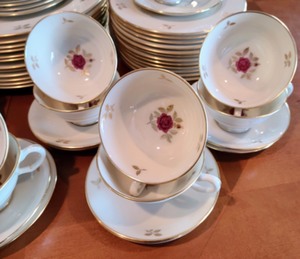 lot 67 image: Lenox Rhodora Dish Set