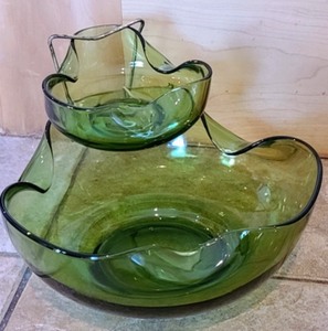 lot 88 image: Decorative ServingwareEntertaining Items