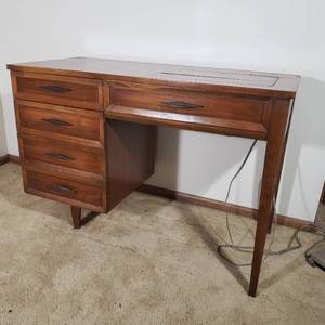 lot 145 image: Vintage Singer Sewing Machine with Cabinet