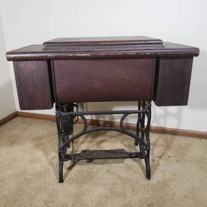 lot 146 image: Antique Singer Vertical Feed Sewing Machine with Cabinet