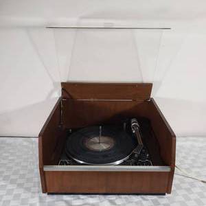 lot 60 image: Vintage Garrand Snychro Lab Turntable