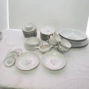 lot 200 image: Golden Rhapsody by Kaysons China Service
