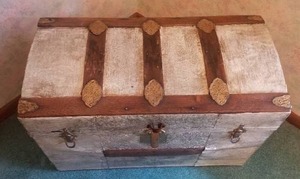 lot 208 image: Antique Petite Steamer Trunk