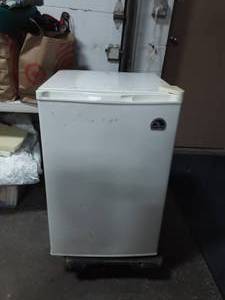 Igloo Apartment Size 3-4 Cu, Ft. Refrigerator Works