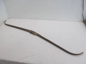 lot 105 image: Recurve bow