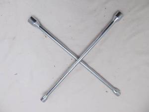 lot 186 image: Lug nut wrench