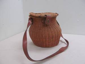 lot 195 image: Wicker basket