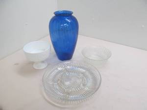 lot 198 image: Vase, dish, serving bowl, plate