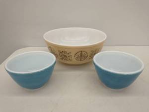 lot 84 image: Three Vintage Pyrex Bowls