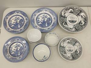 lot 89 image: Dishware Set