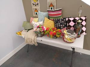 lot 114 image: Decor Lot
